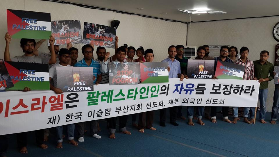 প্রতিবাদের পোস্টার হাতে বাংলাদেশীরা