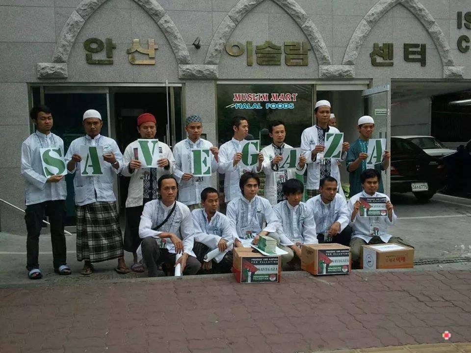 আনসান মসজিদের সামনে বিদেশীদের প্রতিবাদ