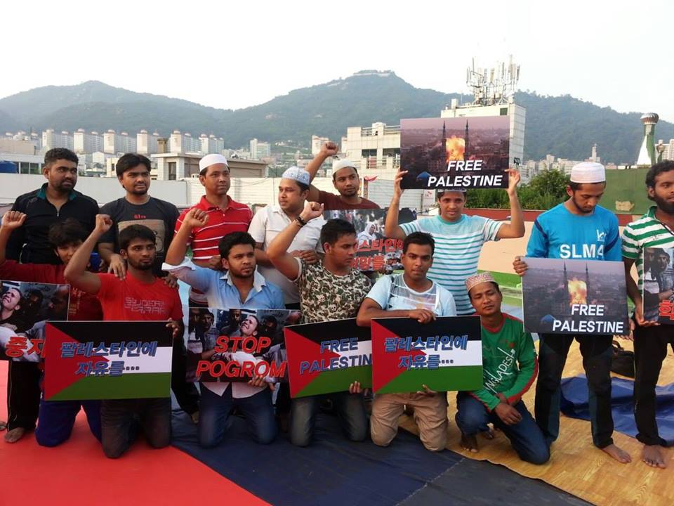 পোস্টার হাতে বাংলাদেশীদের আরেকটি দলের প্রতিবাদ