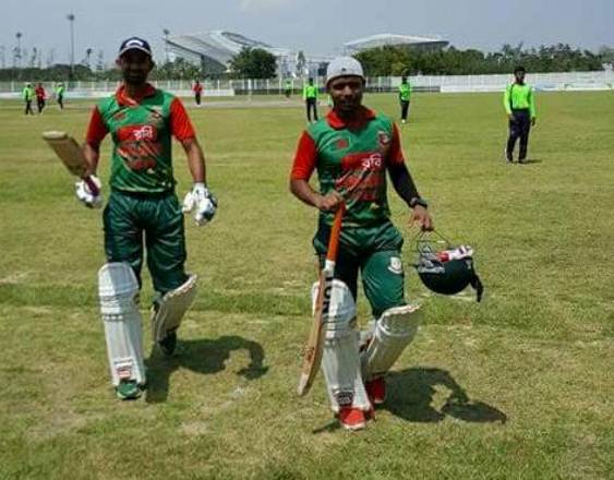 সেঞ্চুরির পর দলনেতা সুব্রত'র সাথে মাঠ ছাড়ছেন রাজু