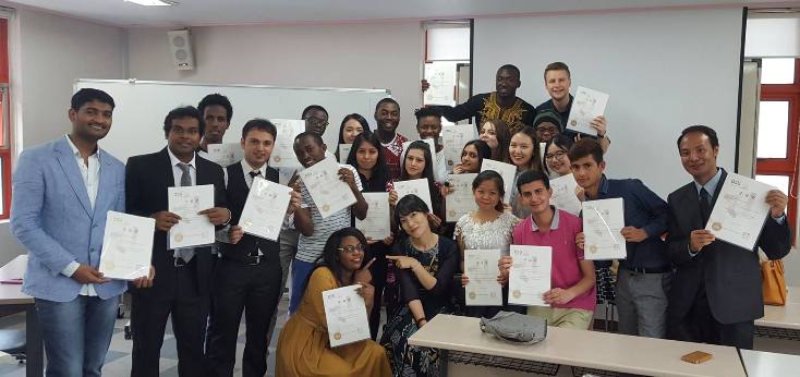 ক্লাসে বিভিন্ন দেশের শিক্ষার্থীদের সাথে