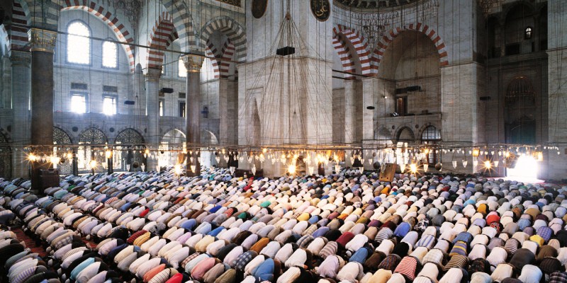 Turkey, Istanbul, Suleymaniye Mosque, crowd praying