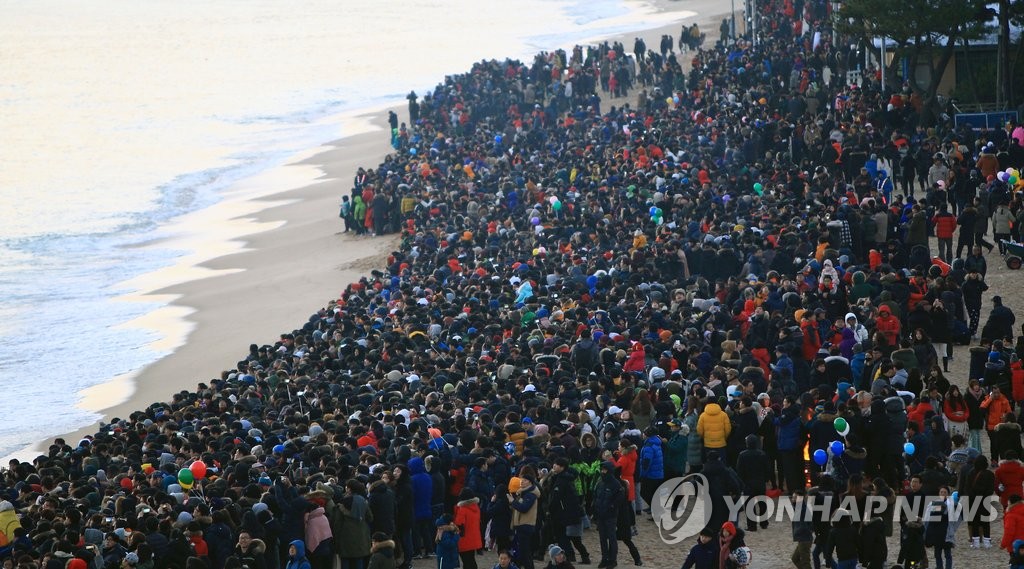 সোকছো বীচে সূর্যোদয় দেখতে মানুষের ভিড়