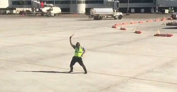 airport-worker