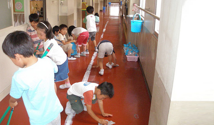 japanese-students-cleaning