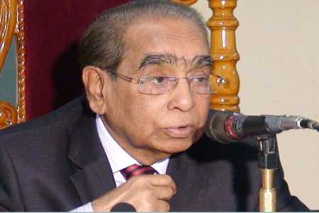 বাংলাদেশে গণতন্ত্রের ন্যূনতম মানদণ্ড পর্যন্ত রক্ষা করা হচ্ছে না বলে রিপোর্টে যে প্রশ্ন তোলা হয়েছে, সে প্রসঙ্গে এইচ টি ইমাম বলেন, "গণতন্ত্রের মানদণ্ড কি আমাদের জার্মানদের কাছ থেকে শিখতে হবে? হিটলারের দেশ থেকে?" দু'হাজার চৌদ্দ সালের নির্বাচন নিয়ে যেসব প্রশ্ন তোলা হয়েছে, সেসব পরবর্তীকালে বিশ্বের সব দেশ মেনে নিয়েছে বলে দাবি করেন এইচ টি ইমাম। তিনি বলেন, "ঐ নির্বাচন সঠিকভাবে হয়েছে, সবাই অংশ নিয়েছে। ঐ নির্বাচনের পরে যদি এই সমীক্ষা হয়ে থাকে, তাহলে বুঝতে হবে এর পেছনে অন্য কারণ আছে।" বাংলাদেশে নাগরিক অধিকার এবং মত প্রকাশের স্বাধীনতার বিষয়ে রিপোর্টে যে প্রশ্ন তোলা হয়েছে তার জবাবে এইচ টি ইমাম বলেন, "বাংলাদেশে এখন ঢাকা থেকেই প্রকাশিত হয় প্রায় তিনশোর বেশি দৈনিক। প্রত্যেকটি সংবাদপত্র কিভাবে লিখছে আপনারা দেখতে পারেন। "প্রত্যেকটি টেলিভিশনের টক শো যদি আপনি দেখেন, সেখানে কি মত প্রকাশের অধিকার নেই, স্বাধীনতা নেই? বাংলাদেশে মোটেই কোন কিছু সেন্সর করা হচ্ছে না।" রিপোর্টে ১২৯টি দেশের মধ্যে ৫৮টি দেশ এখন স্বৈরশাসনের অধীন এবং ৭১ টি দেশকে গণতান্ত্রিক বলে বর্ণনা করা হয়েছে। বেরটেলসম্যান স্টিফটুং-এর সমীক্ষায় ২০১৬ সালে তাদের আগের রিপোর্টে বলা হয়েছিল, বিশ্বের ৭৪টি দেশে গণতান্ত্রিক এবং ৫৫টি দেশে স্বৈরতান্ত্রিক শাসন চলছে।