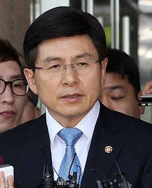 South Korean Justice Minister Hwang Kyo-ahn, center, talks to the media after he was nominated as new prime minister by President Park Geun-hye at the government complex in Gwacheon, South Korea, Thursday, May 21, 2015. (Choi Jae-koo/Yonhap via AP) KOREA OUT