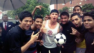 dale_steyn_playing_street_football_at_chittagong