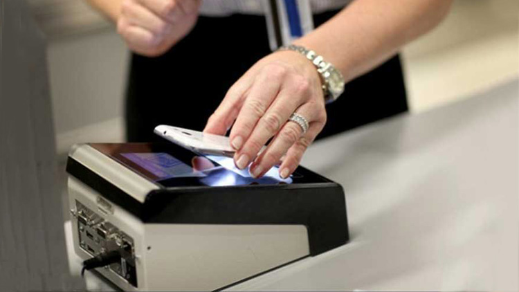 passport-using-smartphone