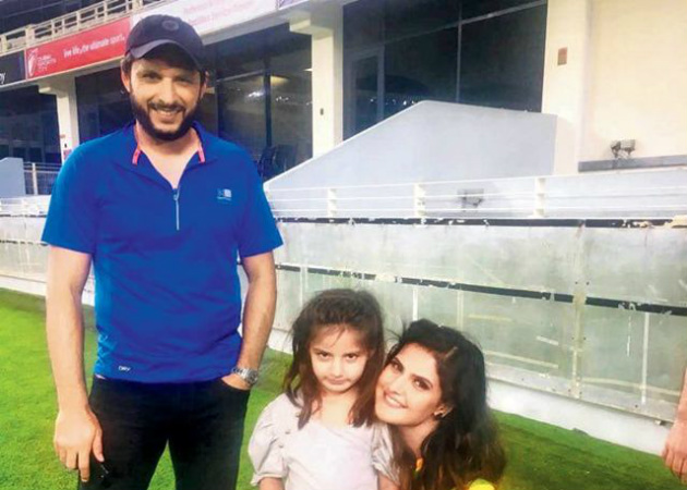shahid-afridi-with-zareen-khan