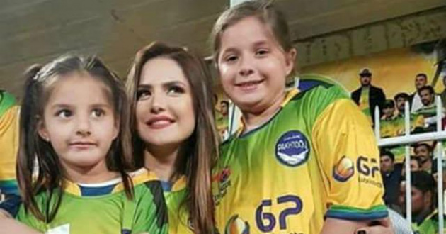 zareen-khan-with-shahid-afridi-daughter