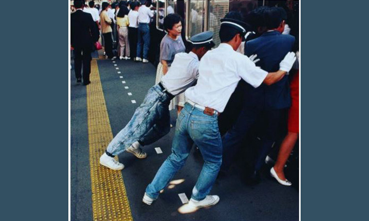 pushing-people-subway