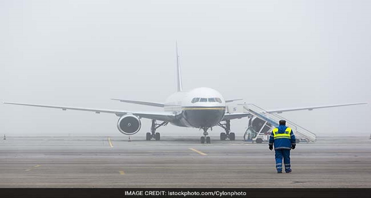 fog-airport-plane