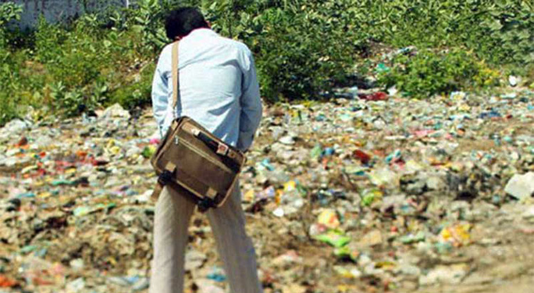 urinating-india