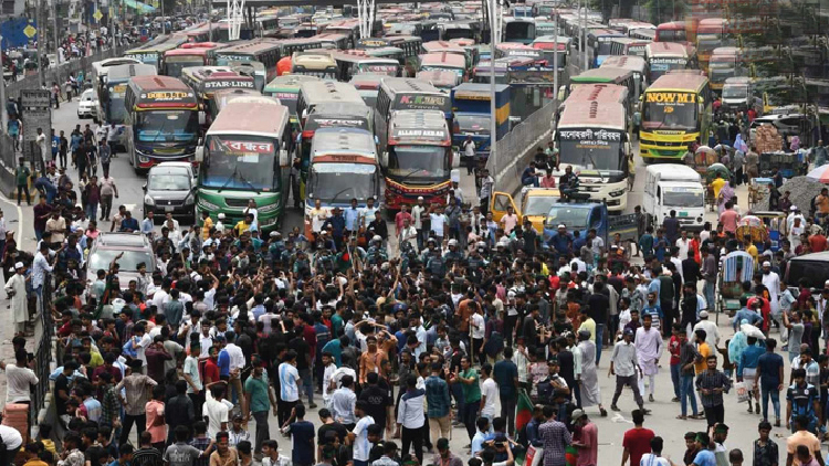শিক্ষার্থীর অবস্থান সড়কে অচল রাজধানী