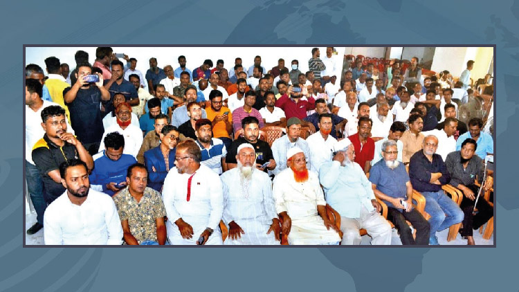 চট্টগ্রাম ওয়াসায় অফিসের কাজ ফেলে শ্রমিক দলের সভা