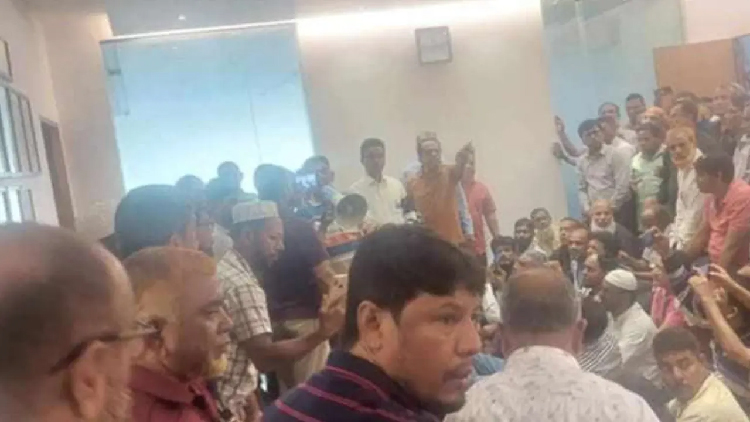 ঢাকা ওয়াসার দুই ডিএমডিকে টেনেহিঁচড়ে বের করে দিল কর্মচারীরা