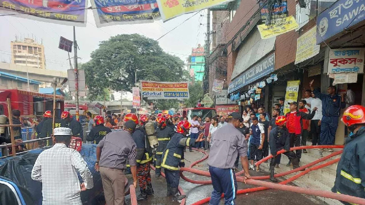 ফার্মগেটে মানসী প্লাজায় আগুন, নিয়ন্ত্রণে ৫ ইউনিট