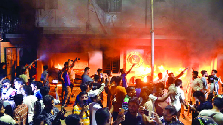 
রাজধানীতে জাতীয় পার্টির প্রধান কার্যালয়ে আগুন