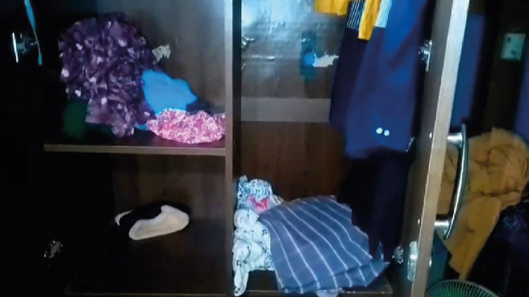 গভীর রাতে সাবেক সেনাসদস্যের বাড়িতে ডাকাতি, গৃহবধূকে হত্যা