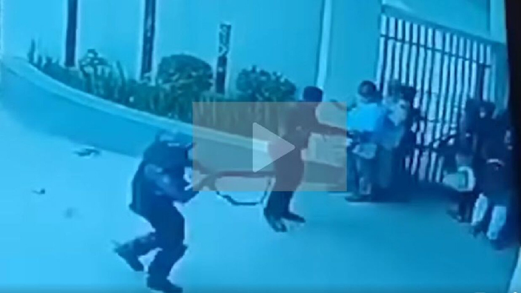 আন্দোলনকারীদের গুলি দুই পুলিশের, মাটিতে লুটিয়ে পড়লে কয়েকজন