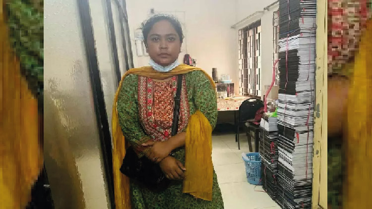 নিষিদ্ধ ছাত্রলীগের নেত্রী বৈশাখী সার্টিফিকেট নিতে এসে আটক হলেন