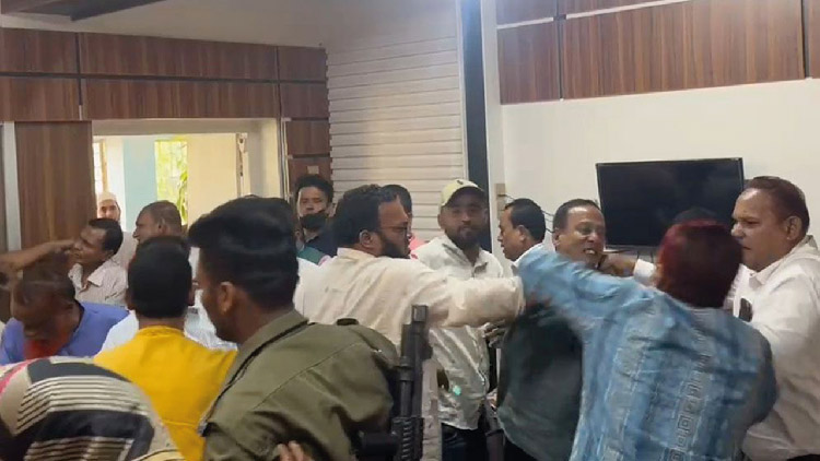 ইউএনওর সামনে চার জামায়াত নেতাকে পেটালেন বিএনপি নেতারা