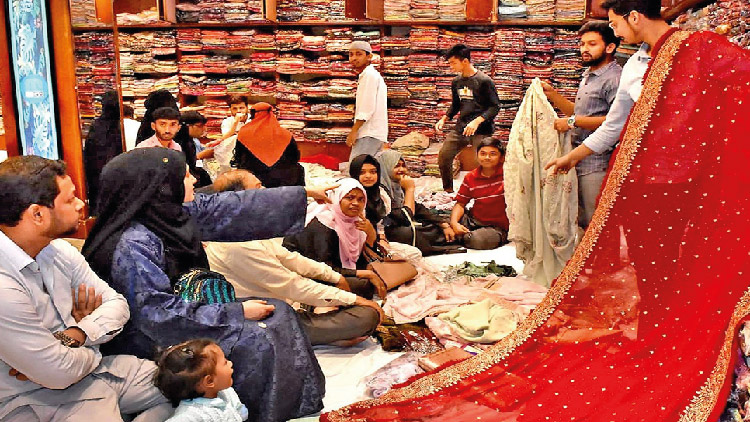 দ্রুতই জমতে শুরু করেছে চট্টগ্রামের ঈদ বাজার