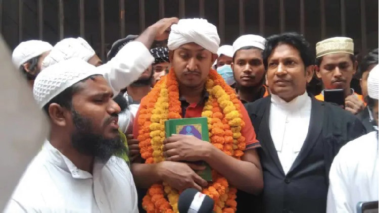 ঢাকা বিশ্ববিদ্যালয়ের ছাত্রীকে হেনস্তা করা কর্মচারী জামিনে মুক্ত