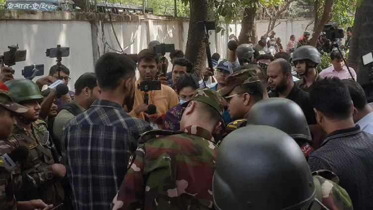 ঢাকা মেডিক্যালে যৌথ বাহিনীর অভিযানে আটক অর্ধশতাধিক