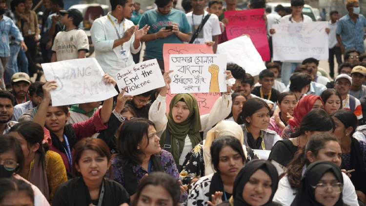 ধর্ষকের শাস্তি জনসম্মুখে করাসহ ৬ দাবি শিক্ষার্থীদের
