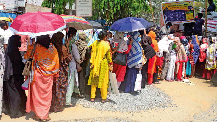 মানুষের আর্থিক সংকটে লম্বা হচ্ছে টিসিবির লাইন