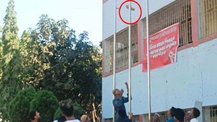 পছন্দের ইমামকে না রাখায় জাতীয় পতাকার খুঁটিতে জুতা