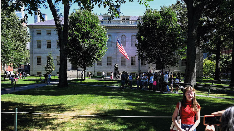 এবার হার্ভার্ড বিশ্ববিদ্যালয়ের কর-ছাড় সুবিধা বাতিলের হুমকি ট্রাম্পের