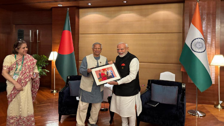 মোদিকে আলোকচিত্র উপহার দিলেন ড. ইউনূস