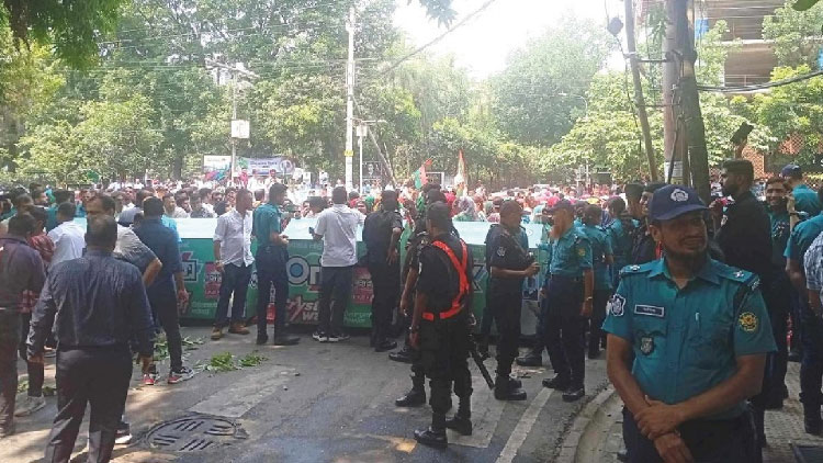 গুলশানে বেগম খালেদা জিয়ার বাসভবনের সামনে নেতাকর্মীদের ঢল