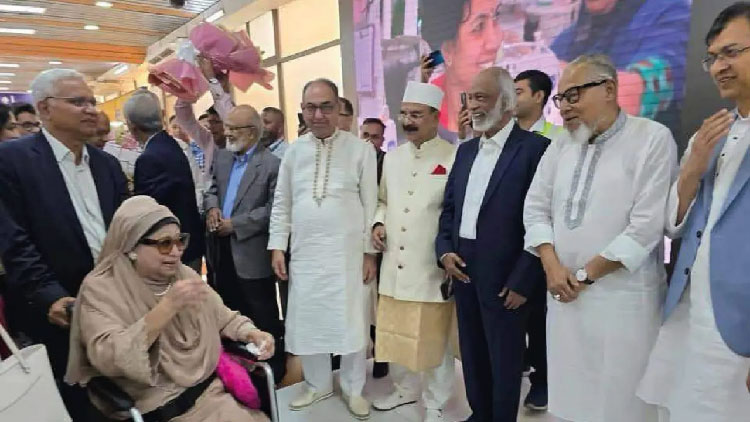 দুই পুত্রবধূকে নিয়ে নিজ বাসভবন ফিরোজায় খালেদা জিয়া