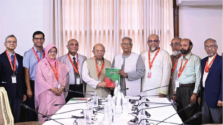 প্রধান উপদেষ্টার কাছে স্বাস্থ্য সংস্কার কমিশনের প্রতিবেদন হস্তান্তর