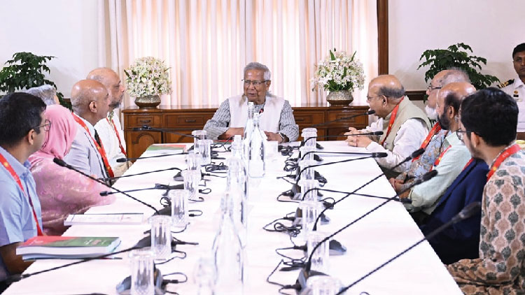 স্বাস্থ্য সংস্কার কমিশনের সুপারিশ দ্রুত বাস্তবায়নের নির্দেশ দিলেন প্রধান উপদেষ্টা