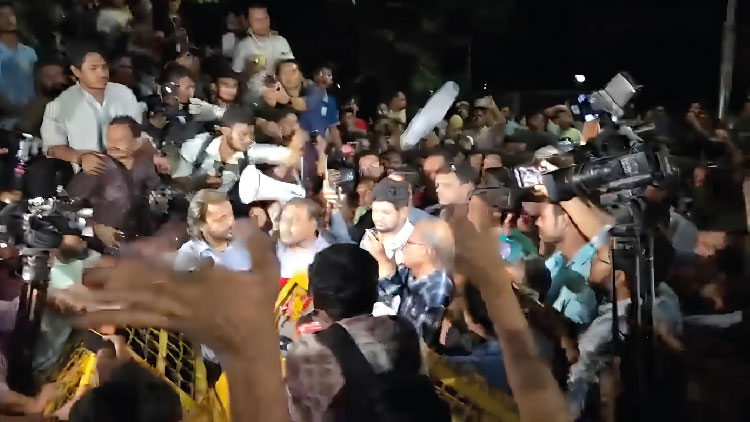 হঠাৎ মাহফুজ আলমের মাথায় পড়ল উড়ন্ত বোতল