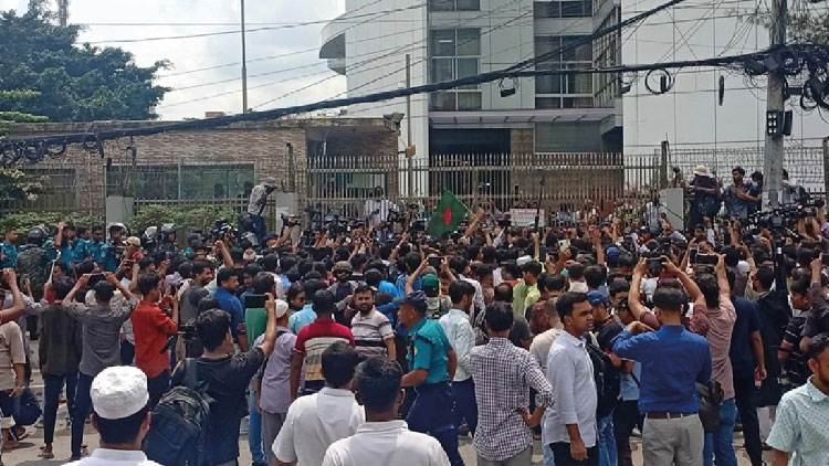 নির্বাচন ভবনের প্রধান ফটক আটকে এনসিপির বিক্ষোভ, সিইসির পদত্যাগ দাবি