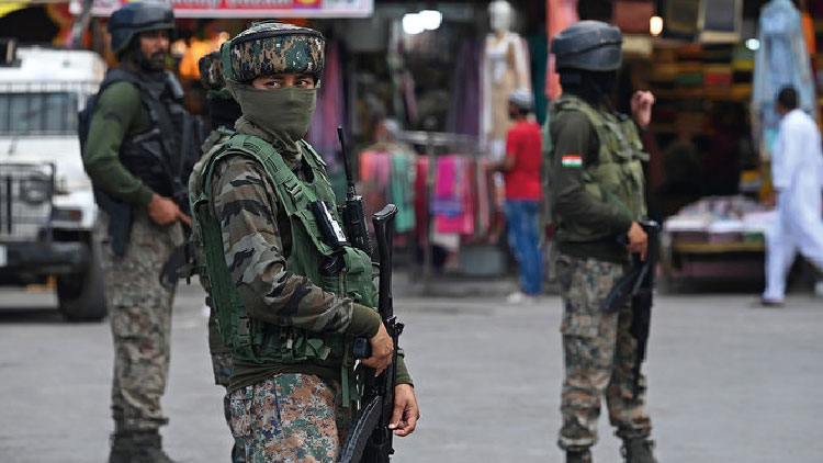 সীমান্তে পাকিস্তানি সেনাদের তীব্র গোলাবর্ষণ, ভারতীয় সেনা নিহত