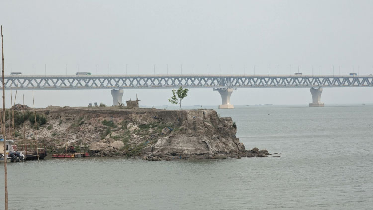 মাটি সরে যাওয়ায় ধসে পড়ছে পদ্মা সেতু প্রকল্প রক্ষা বাঁধ