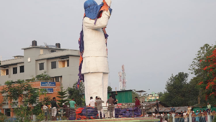 রাঙামাটিতে ভাঙা হচ্ছে শেখ মুজিবের ভাস্কর্য