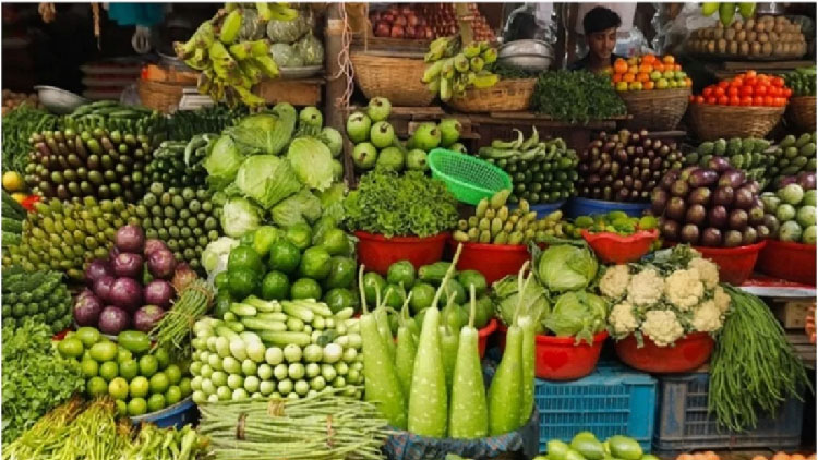 বাজারে সবজির দামে আগুন, মাছ-মুরগির দামেও হাহাকার