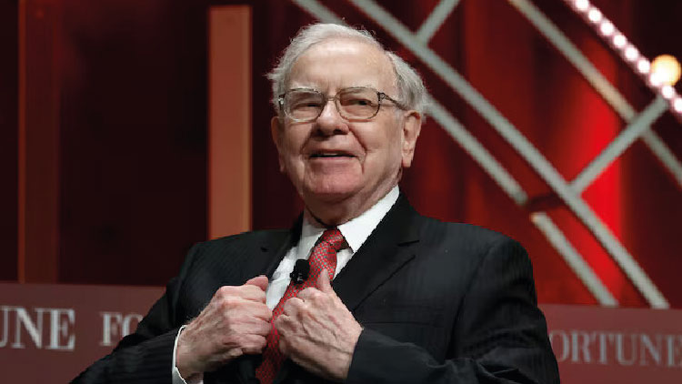 ওয়ারেন বাফেট বার্কশায়ার হ্যাথাওয়ের সিইও পদ থেকে সরে দাঁড়াচ্ছেন