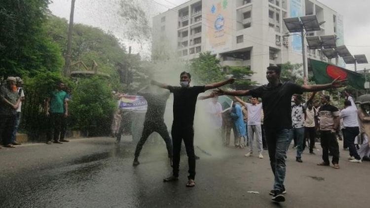 কাকরাইলে চাকরিচ্যুত বিডিআর সদস্যদের ওপর জলকামান নিক্ষেপ