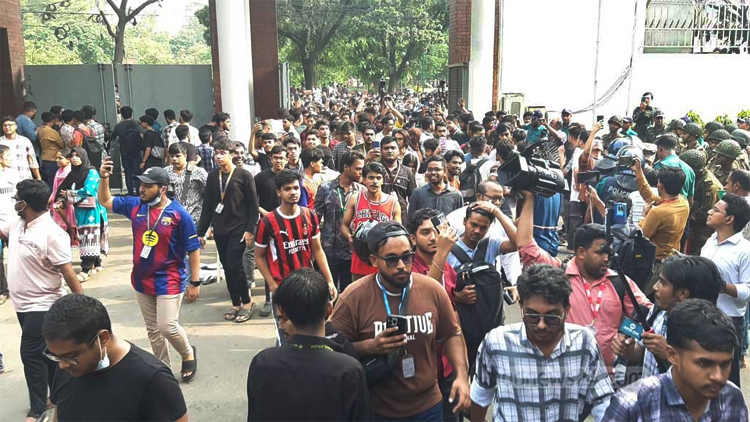 সচিবালয়ে ঢুকে শিক্ষার্থীদের হামলা