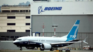 বোয়িং থেকে ২৫টি উড়োজাহাজ কিনবে বাংলাদেশ বাংলাদেশের ওপর যুক্তরাষ্ট্রের বাড়তি শুল্ক থেকে পরিত্রাণের কৌশল হিসেবে মার্কিন উড়োজাহাজ নির্মাতা প্রতিষ্ঠান বোয়িং থেকে ২৫টি উড়োজাহাজ কেনার সিদ্ধান্ত নিয়েছে বাংলাদেশ। বাণিজ্য মন্ত্রণালয়ের সচিব মাহবুবুর রহমান গণমাধ্যমকে এ তথ্য জানিয়েছেন। সাংবাদিকদের তিনি বলেন, ‘যুক্তরাষ্ট্রের সঙ্গে বাণিজ্য ঘাটতি কমাতে আমরা কী কী পণ্য কিনব, যেমন, এয়ারক্রাফট, তুলা, সয়াবিন, গম এসব বিষয় বাংলাদেশ থেকে দেওয়া ডকুমেন্টগুলোতে উল্লেখ করেছি। বাণিজ্যসচিব বলেন, ‘মার্কিন প্রশাসন ইন্দোনেশিয়ার বিষয়ে জানিয়েছে, তাদের ওপর ১৯ শতাংশ শুল্ক ধার্য করবে। এ ছাড়া ভারতের সঙ্গে ২০ শতাংশ শুল্কের বিষয় উল্লেখ করে চুক্তি হতে পারে। আমরাও প্রত্যাশা করছি, ৩৫ শতাংশ থেকে কমে ১৮ থেকে ২০ শতাংশের মতো শুল্ক নির্ধারণ করা হতে পারে বা এর চেয়ে কমও হতে পারে। আগামী ২৯ জুলাইয়ের ভার্চুয়াল মিটিংয়ের জন্যই অপেক্ষা করছি। এই কয় দিনের মধ্যে সে রকম প্রস্তাব আসতে পারে—এমন প্রত্যাশাও রয়েছে আমাদের।’ চলমান শুল্ক আলোচনায় যুক্তরাষ্ট্রের সঙ্গে বাণিজ্য ঘাটতি কমাতে বাংলাদেশ উচ্চমূল্যের পণ্য কেনার কৌশল নিচ্ছে। এই ‘স্ট্র্যাটেজিক ডিল’ শেষ পর্যন্ত ওয়াশিংটনের মন জয়ে বিমান ক্রয় একটি কার্যকর ‘ট্রাম্পকার্ড’ হিসেবে কাজ করতে পারে বলে মনে করছেন নীতিনির্ধারকরা। ইন্দোনেশিয়া ও ভিয়েতনামের মতো ‘বোয়িং কার্ড’ খেলে শুল্ক সমঝোতার পথে হাঁটছে বাংলাদেশও। রাষ্ট্রায়ত্ত বিমান বাংলাদেশ এয়ারলাইনস নতুন উড়োজাহাজ কেনার পরিকল্পনা করছে, যার মধ্যে মার্কিন বোয়িংয়ের নামও রয়েছে।