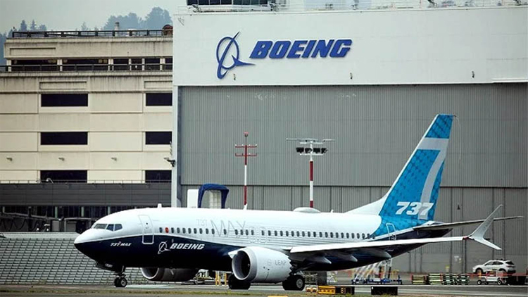 বোয়িং থেকে ২৫টি উড়োজাহাজ কিনবে বাংলাদেশ বাংলাদেশের ওপর যুক্তরাষ্ট্রের বাড়তি শুল্ক থেকে পরিত্রাণের কৌশল হিসেবে মার্কিন উড়োজাহাজ নির্মাতা প্রতিষ্ঠান বোয়িং থেকে ২৫টি উড়োজাহাজ কেনার সিদ্ধান্ত নিয়েছে বাংলাদেশ। বাণিজ্য মন্ত্রণালয়ের সচিব মাহবুবুর রহমান গণমাধ্যমকে এ তথ্য জানিয়েছেন। সাংবাদিকদের তিনি বলেন, ‘যুক্তরাষ্ট্রের সঙ্গে বাণিজ্য ঘাটতি কমাতে আমরা কী কী পণ্য কিনব, যেমন, এয়ারক্রাফট, তুলা, সয়াবিন, গম এসব বিষয় বাংলাদেশ থেকে দেওয়া ডকুমেন্টগুলোতে উল্লেখ করেছি। বাণিজ্যসচিব বলেন, ‘মার্কিন প্রশাসন ইন্দোনেশিয়ার বিষয়ে জানিয়েছে, তাদের ওপর ১৯ শতাংশ শুল্ক ধার্য করবে। এ ছাড়া ভারতের সঙ্গে ২০ শতাংশ শুল্কের বিষয় উল্লেখ করে চুক্তি হতে পারে। আমরাও প্রত্যাশা করছি, ৩৫ শতাংশ থেকে কমে ১৮ থেকে ২০ শতাংশের মতো শুল্ক নির্ধারণ করা হতে পারে বা এর চেয়ে কমও হতে পারে। আগামী ২৯ জুলাইয়ের ভার্চুয়াল মিটিংয়ের জন্যই অপেক্ষা করছি। এই কয় দিনের মধ্যে সে রকম প্রস্তাব আসতে পারে—এমন প্রত্যাশাও রয়েছে আমাদের।’ চলমান শুল্ক আলোচনায় যুক্তরাষ্ট্রের সঙ্গে বাণিজ্য ঘাটতি কমাতে বাংলাদেশ উচ্চমূল্যের পণ্য কেনার কৌশল নিচ্ছে। এই ‘স্ট্র্যাটেজিক ডিল’ শেষ পর্যন্ত ওয়াশিংটনের মন জয়ে বিমান ক্রয় একটি কার্যকর ‘ট্রাম্পকার্ড’ হিসেবে কাজ করতে পারে বলে মনে করছেন নীতিনির্ধারকরা। ইন্দোনেশিয়া ও ভিয়েতনামের মতো ‘বোয়িং কার্ড’ খেলে শুল্ক সমঝোতার পথে হাঁটছে বাংলাদেশও। রাষ্ট্রায়ত্ত বিমান বাংলাদেশ এয়ারলাইনস নতুন উড়োজাহাজ কেনার পরিকল্পনা করছে, যার মধ্যে মার্কিন বোয়িংয়ের নামও রয়েছে।